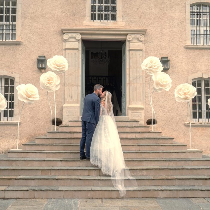 ALLEE DE ROSES GEANTES POUR DECORATION MARIAGE EXTERIEUR