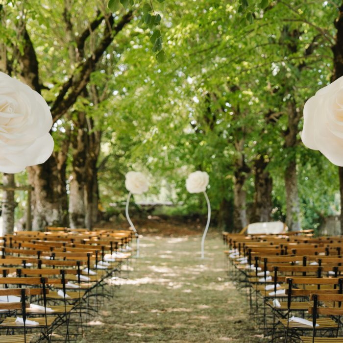 ROSES BLANCHES GEANTES DECORATION CEREMONIE LAIQUE EXTERIEUR