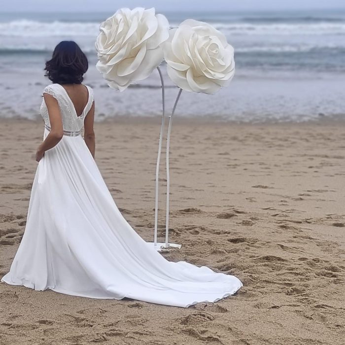 roses blanches geantes sur la place de biarritz